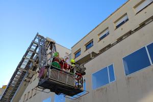 Los bomberos acompañan a Papa Noel al Hospital General de Alicante