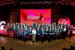 Imagen de todos los premiados en la Noche de la Solidaridad Alicantina