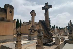 Imagen de varias tumbas situadas en el Cementerio de Alicante.