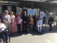 El alcalde de Alicante, Luis Barcala junto con los miembros de la Asociación de Daño Cerebral durante la lectura