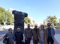 Adrián Santos visitando el Busto de Agamenón junto a los vecinos de La Albufereta