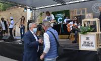 El concejal Antonio Manresa, en los preparativos del primer concierto, que se ofreció anoche en Cigarreras