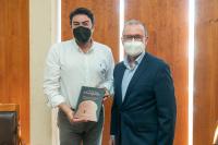 El alcalde de Alicante recibe de manos de Juanjo Berenguer el libro sobre la historia de los últimos 120 años de El Campello
