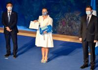 Mari Carmen Sánchez recoge el distintivo de la Banderas Azules