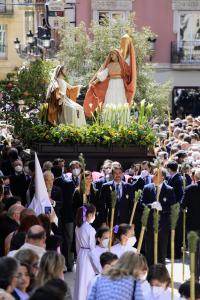 El alcalde en el desfile con la Virgen de la Paz como antiguo alumno jesuíta