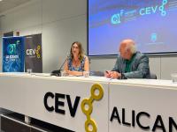 Mari Carmen de España y el presidente de CEV Alicante durante la presentación 