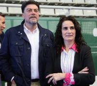 El alcalde junto a Isabel Fernández