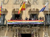 Despliegue de la pancarta LGTBI en el Ayuntamiento