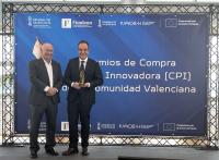 El concejal de Innovación, Antonio Peral, con el I premio de Compra Pública Innovadora de la Comunidad Valenciana 