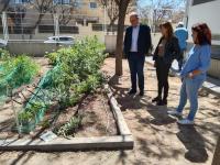 Manuel Villar en el huerto escolar del CEIP San Gabriel