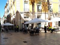 Una terraza en una calle de Alicante