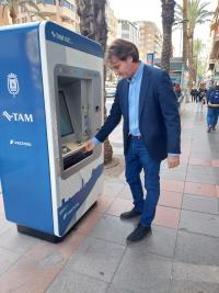 Carlos de Juan en el punto de recarga instalado en Alfonso el Sabio junto a la parada de las líneas 1 y 2