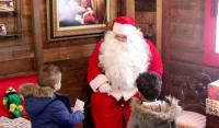 San Nicolás hablando con con dos niños