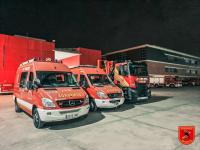 Camiones y furgones en el parque de bomberos