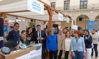 El alcalde Luis Barcala y las concejalas Mari Carmen de España y Begoña León, en el stand del Hércules Paralímpico