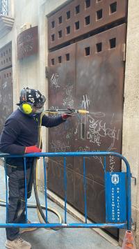 Empresa especializada de Barcelona limpiar esculturas y espacios públicos con pintadas