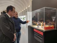 El concejal Toño Peral, durante la visita a la exposición del Espacio Séneca