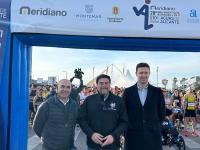 El alcalde Luis Barcala, en la línea de salida de la 29ª Media Maratón Internacional