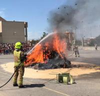 Bomberos quemando una hoguera escolar