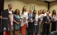 Luis Miguel Sánchez, con el presidente de las Hogueras, la Bellea del Foc y sus damas y el director de El Corte Inglés, en la presentación.