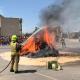 Bomberos quemando una hoguera escolar